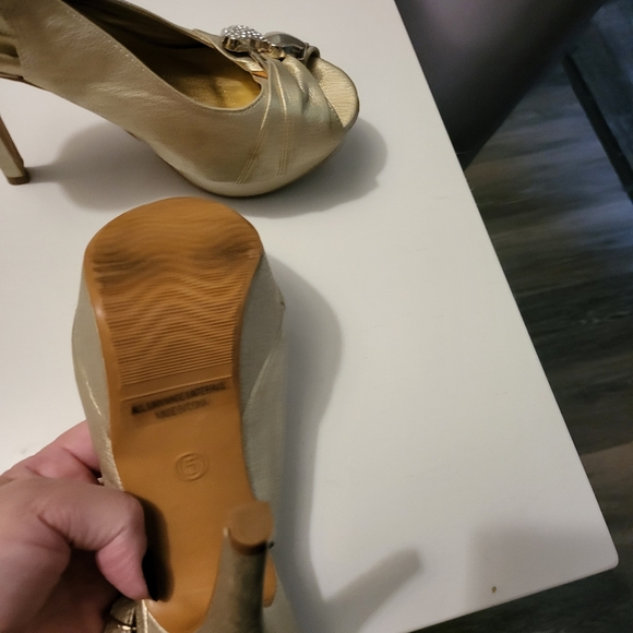 Gold high heel shoes - Picture 3 of 3